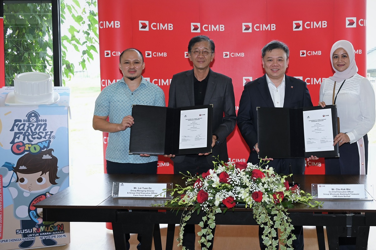 (From left) Farm Fresh Bhd group chief financial officer Mohd Khairul Mat Hassan, group managing director and group chief executive officer Loi Tuan Ee, CIMB Group co-CEO, group wholesale banking, and group treasurer Chu Kok Wei, as well as the banking group's regional head of corporate sales and regional Islamic treasurer Ina Hasniza Ibrahim at the signing ceremony.